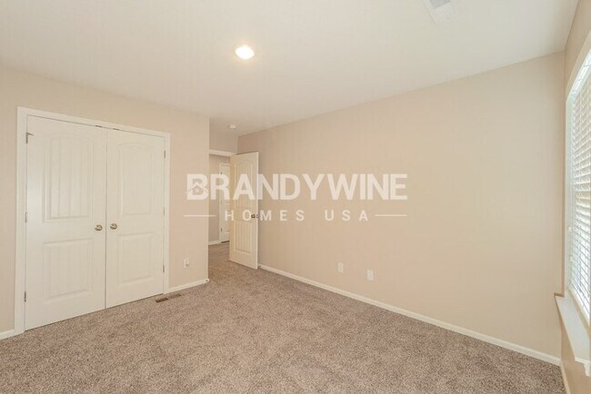 Building Photo - Apply Now! 4BED 3BATH