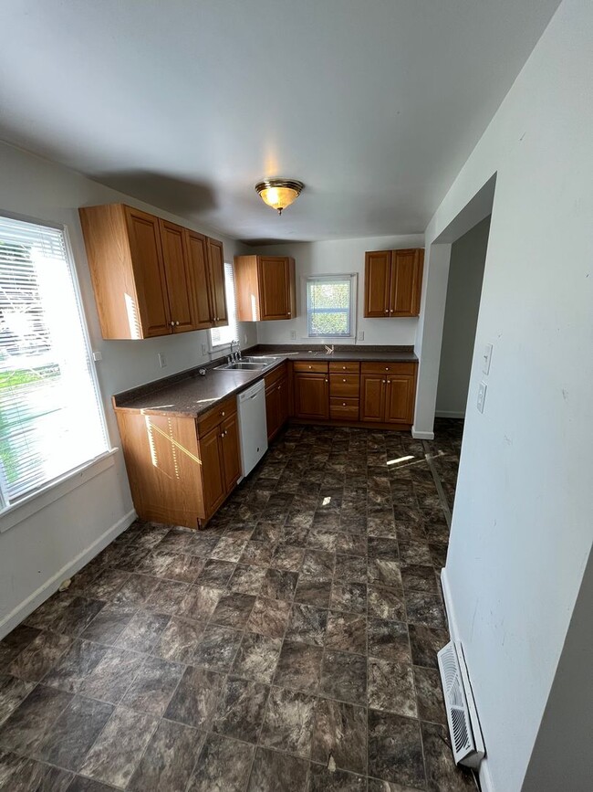 Building Photo - 4 Bedroom Home with a Large Yard