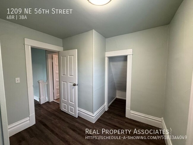 Building Photo - 1209 NE 56th St