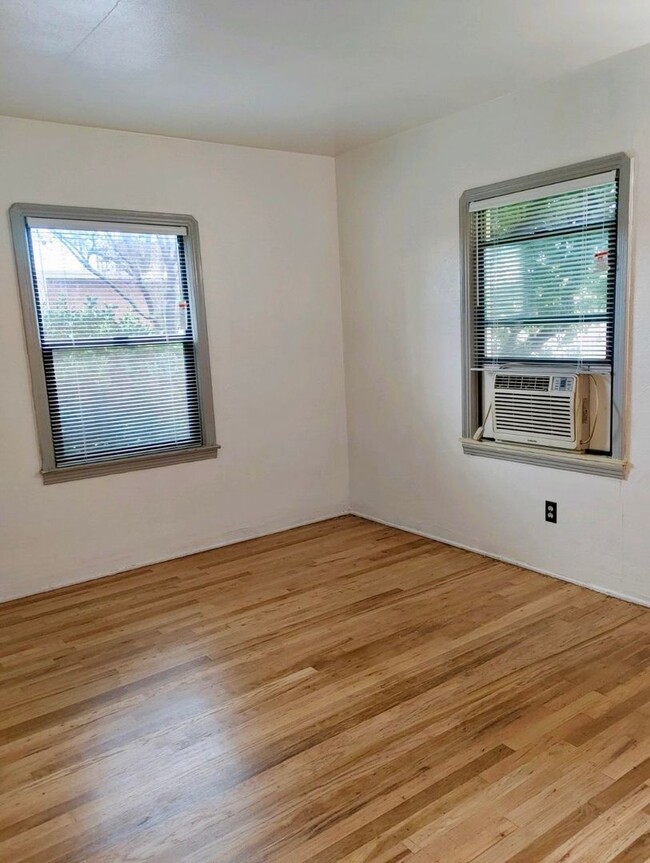 Building Photo - 1 Bedroom/1 Full Bath
