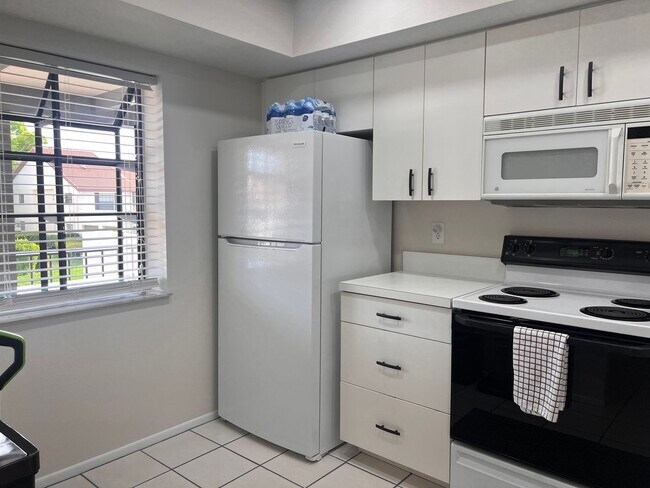 Building Photo - 2bd/2ba Townhome