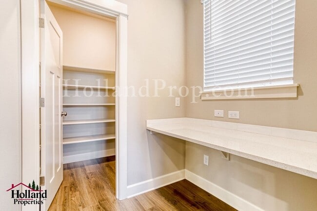 Building Photo - Beautiful 4-bedroom, 3-bathroom residence in desirable Hillsboro, OR.