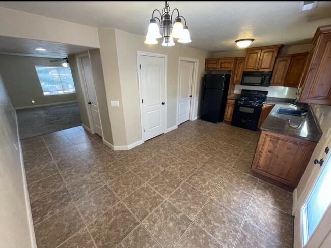 Building Photo - Stunning Cedar Townhome