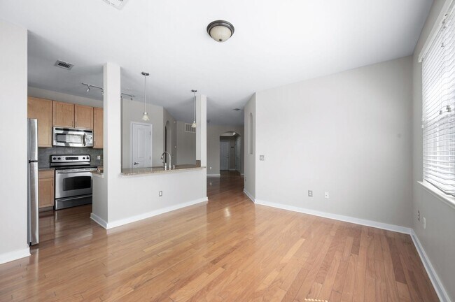 Building Photo - Spacious 3BR/2BA end unit at Bristol West ...