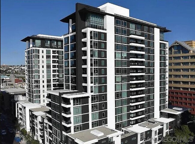 Building Photo - 425 W Beech St