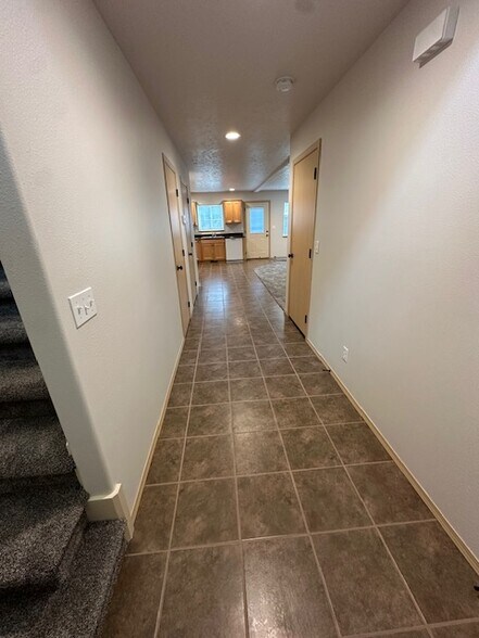 Entry - 1332 Cleveland St SE