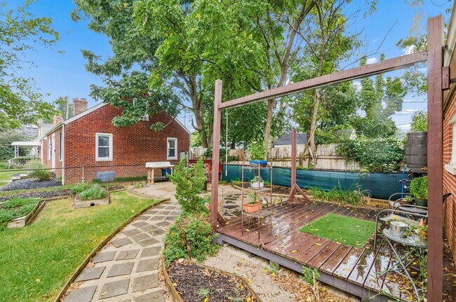 Building Photo - 2996 Woodbine Pl