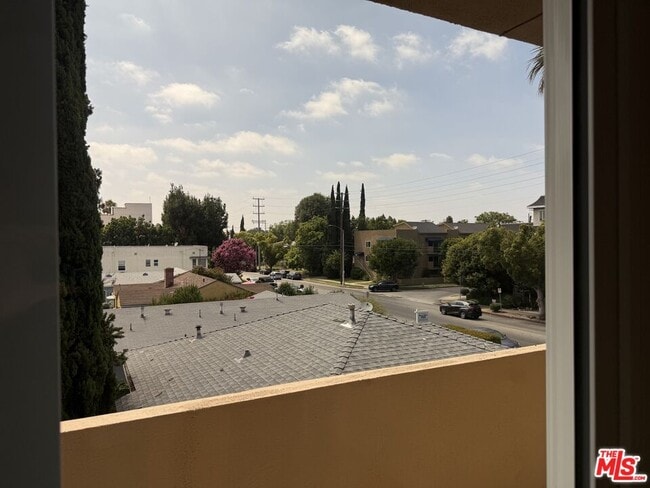 Building Photo - 10840 Camarillo St