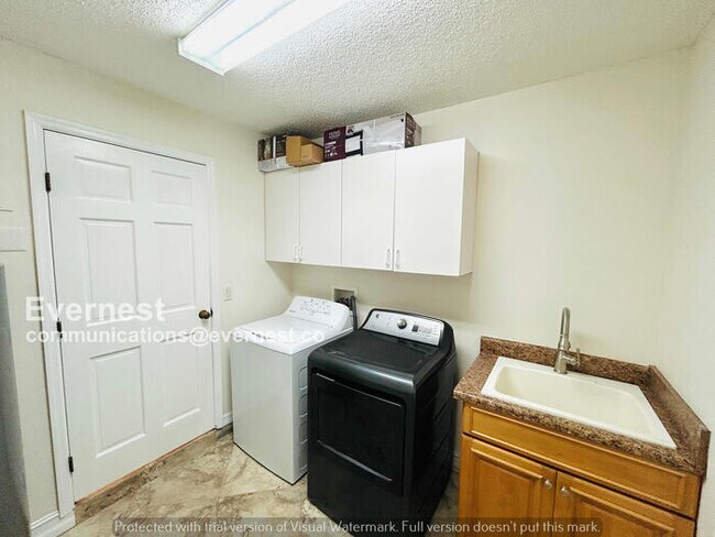 Building Photo - 6 Bed/4 Bath Home with Garage / Pet-Friendly / Available Now!