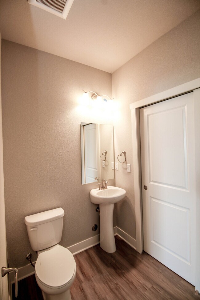 Building Photo - Beautiful 2 bed 2.5 Bath Townhome in West Greeley Available Early April!