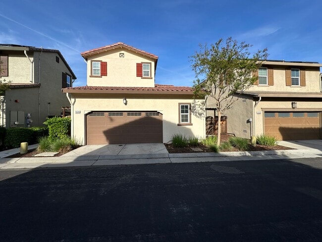 Building Photo - Beautiful 4 Bedroom, 3 Bath Mountain House Home