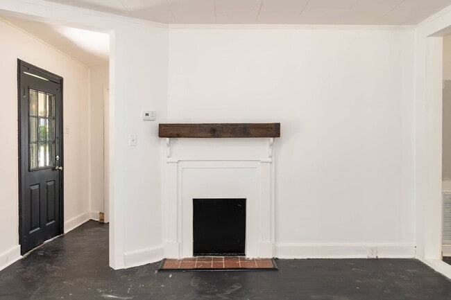 Building Photo - Beautifully Remodeled Three Bedroom Home!