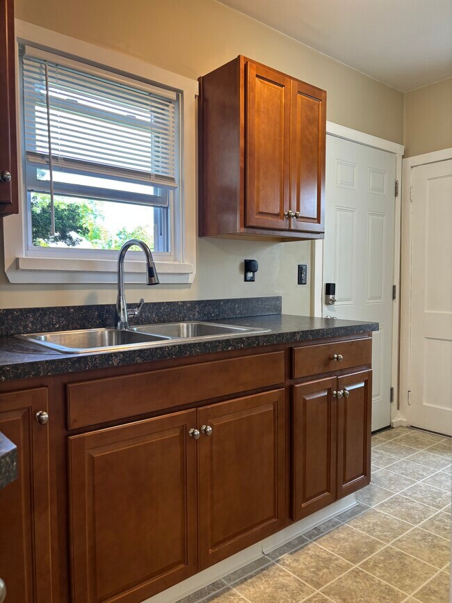 Building Photo - 744 W Shore Rd