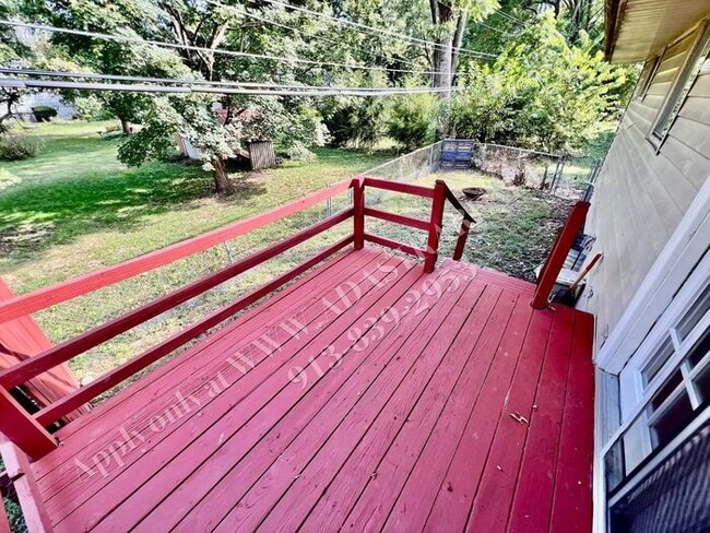 Building Photo - Spacious Shawnee Duplex-Available NOW!!