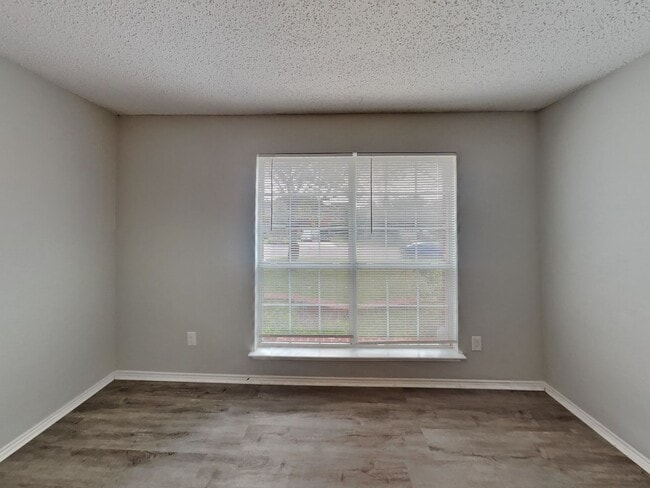 Building Photo - Beautiful 4BR Home in Denton with Fireplace, Fenced Yard & Garage