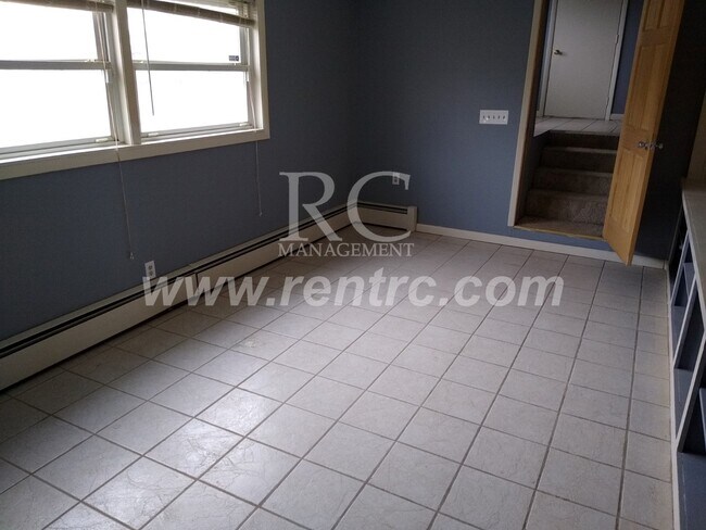 Building Photo - 905 Sprague-