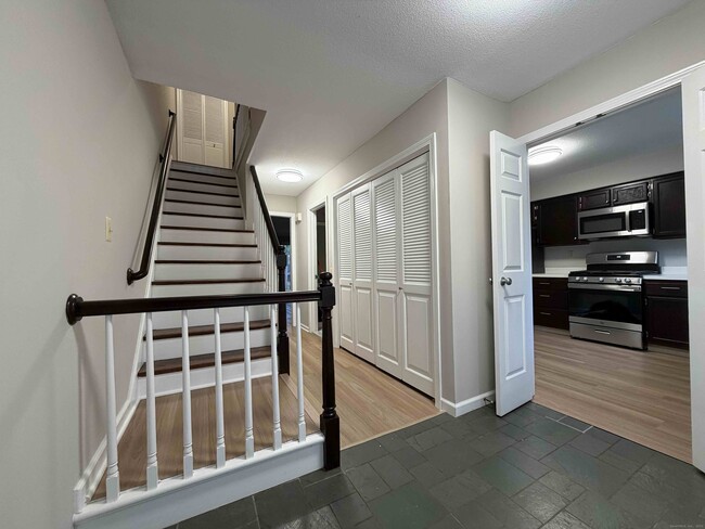 Building Photo - 6 Tunxis Village