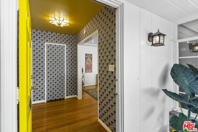 Building Photo - 2867 Beachwood Dr