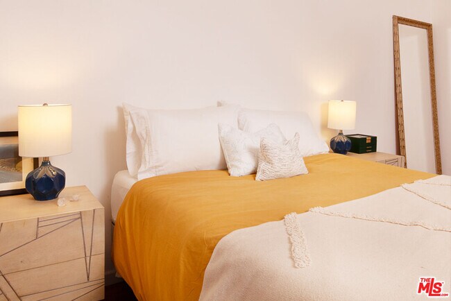 Building Photo - 6708 Hillpark Dr