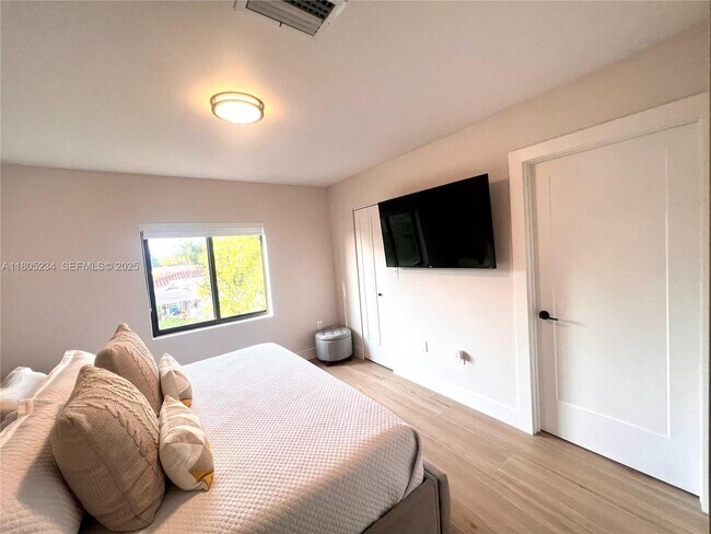 Building Photo - 8753 SW 34th St