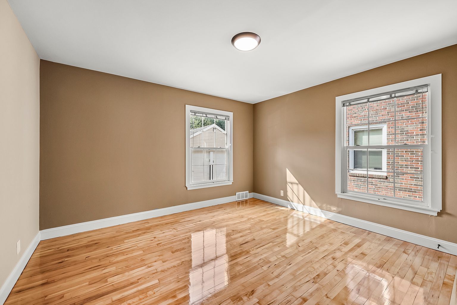 Building Photo - 2921 Monroe St