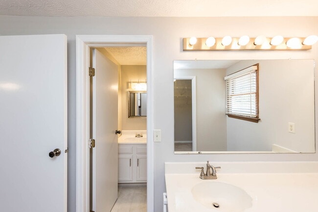 Building Photo - 8047 Simfield Rd