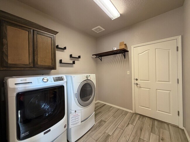 Building Photo - 7420 Tangerine Ct NE