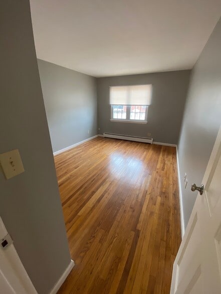 Building Photo - 6 Colonial Rd