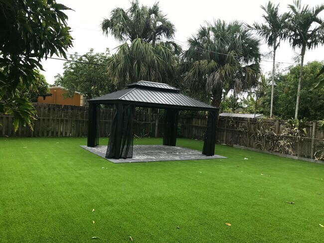 Building Photo - 4108 SW 21st St