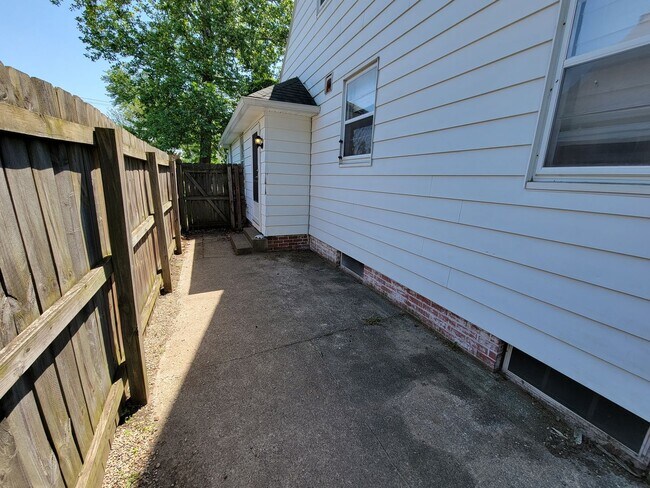 Building Photo - Large 4 bed, 1.5 bath, Over 2,000 square feet.