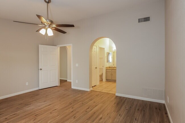 Building Photo - 14826 N Briarwood Dr