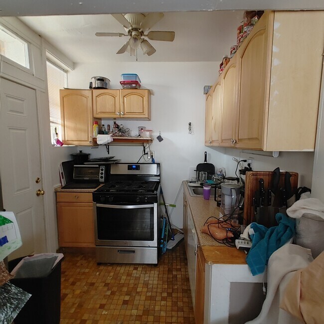 Building Photo - 852 1/2 W Agatite Ave