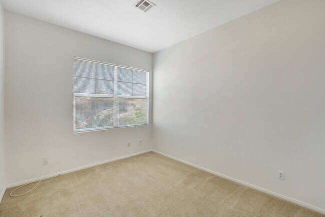 Building Photo - Beautiful 4-Bedroom Home in Gated Summerli...