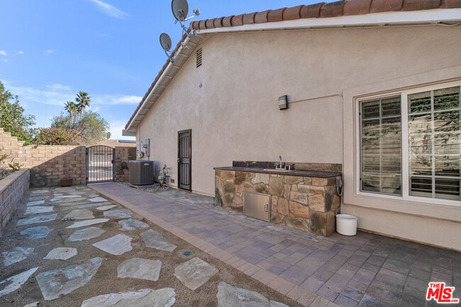 Building Photo - 10945 Cozycroft Ave