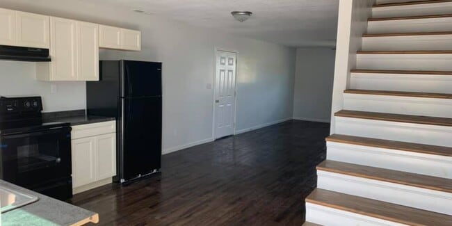 Building Photo - Laurel Flats LLC.