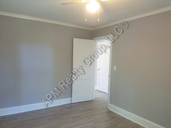 Building Photo - Renovated Three Bedrooms Downtown Columbia