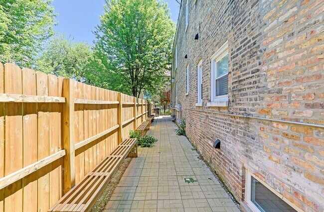 Building Photo - 3001 N Sawyer Ave