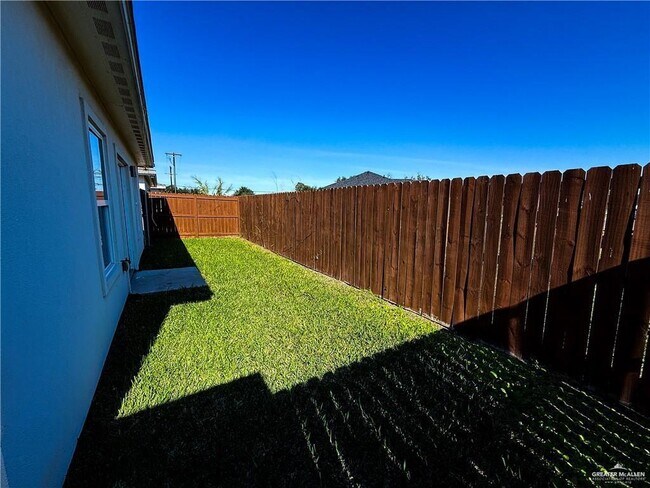 Building Photo - 1602 Angelina Dr