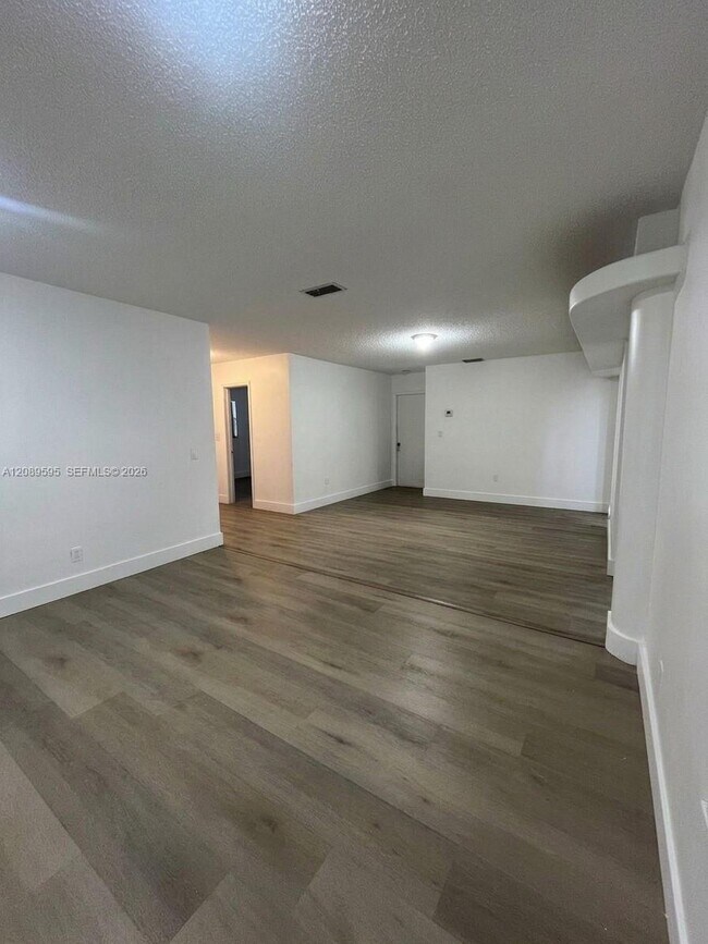 Building Photo - 1400 W 39th Pl