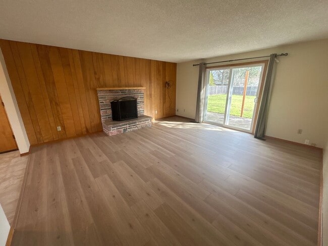 Building Photo - Beautiful 3 Bedroom 1 1/2 Bath with Huge Fenced Backyard! Tour Today!