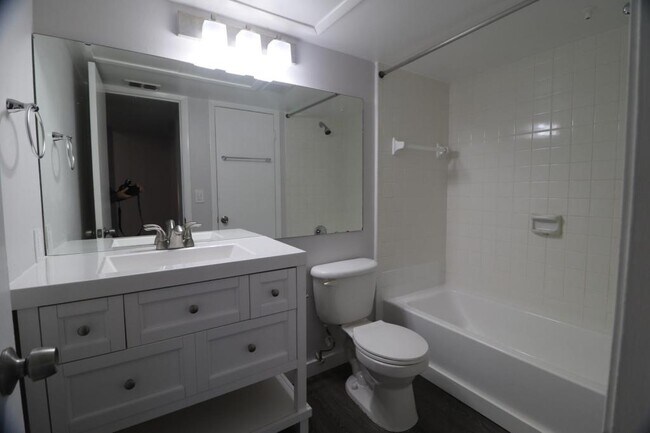 Building Photo - 400 Lake Placid Ct