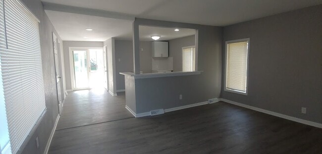 Building Photo - 611 E Sumner St