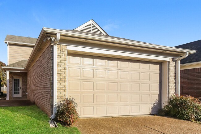 Building Photo - 10085 Woodland Hills Dr