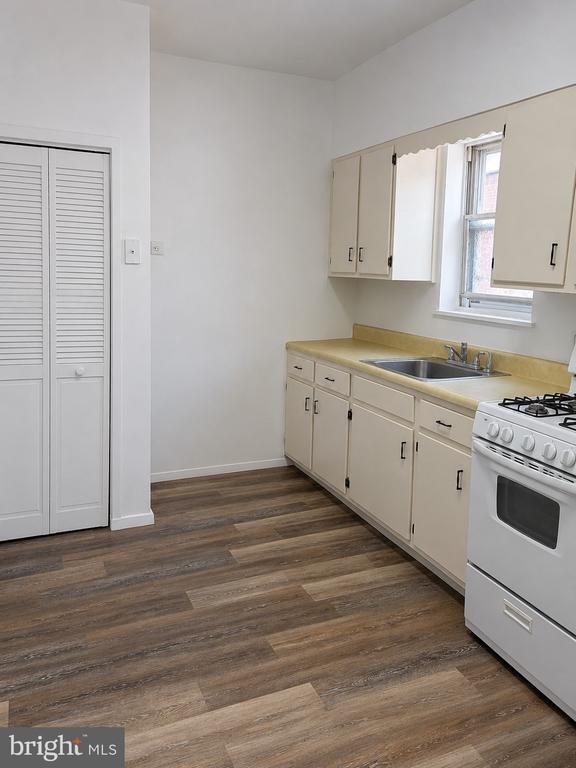 Building Photo - 445 Roxborough Ave