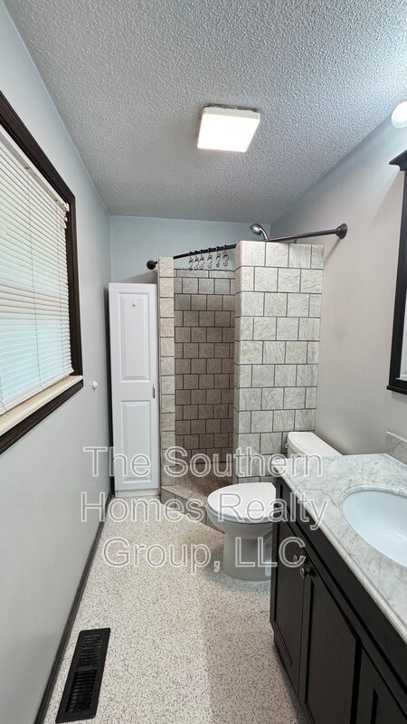 Building Photo - 1305 Ridgeway Cir
