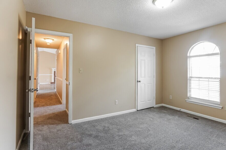 Building Photo - 5811 Willow Crest Dr