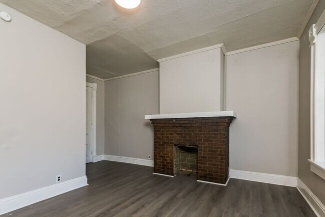 Building Photo - 902-904 1/2 S Limestone St.