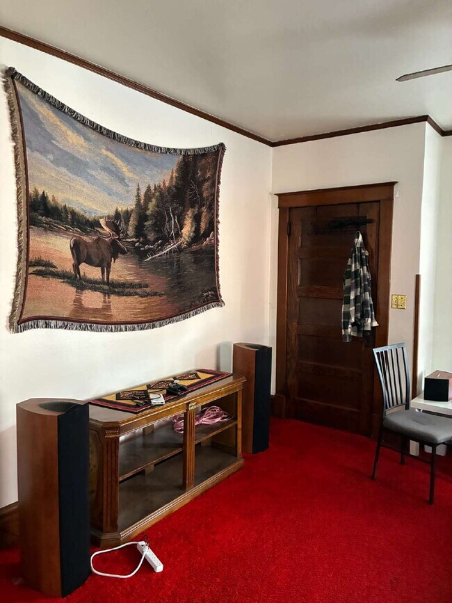 Building Photo - 3 bed 1 bath near UWEC! Available June 1st