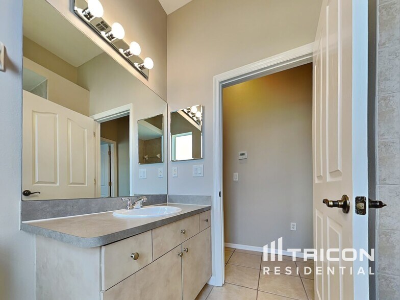 Building Photo - 1504 Canoe Dr