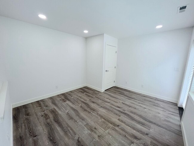 Building Photo - Spacious 4-Bedroom/3.5-Bathroom Townhome i...